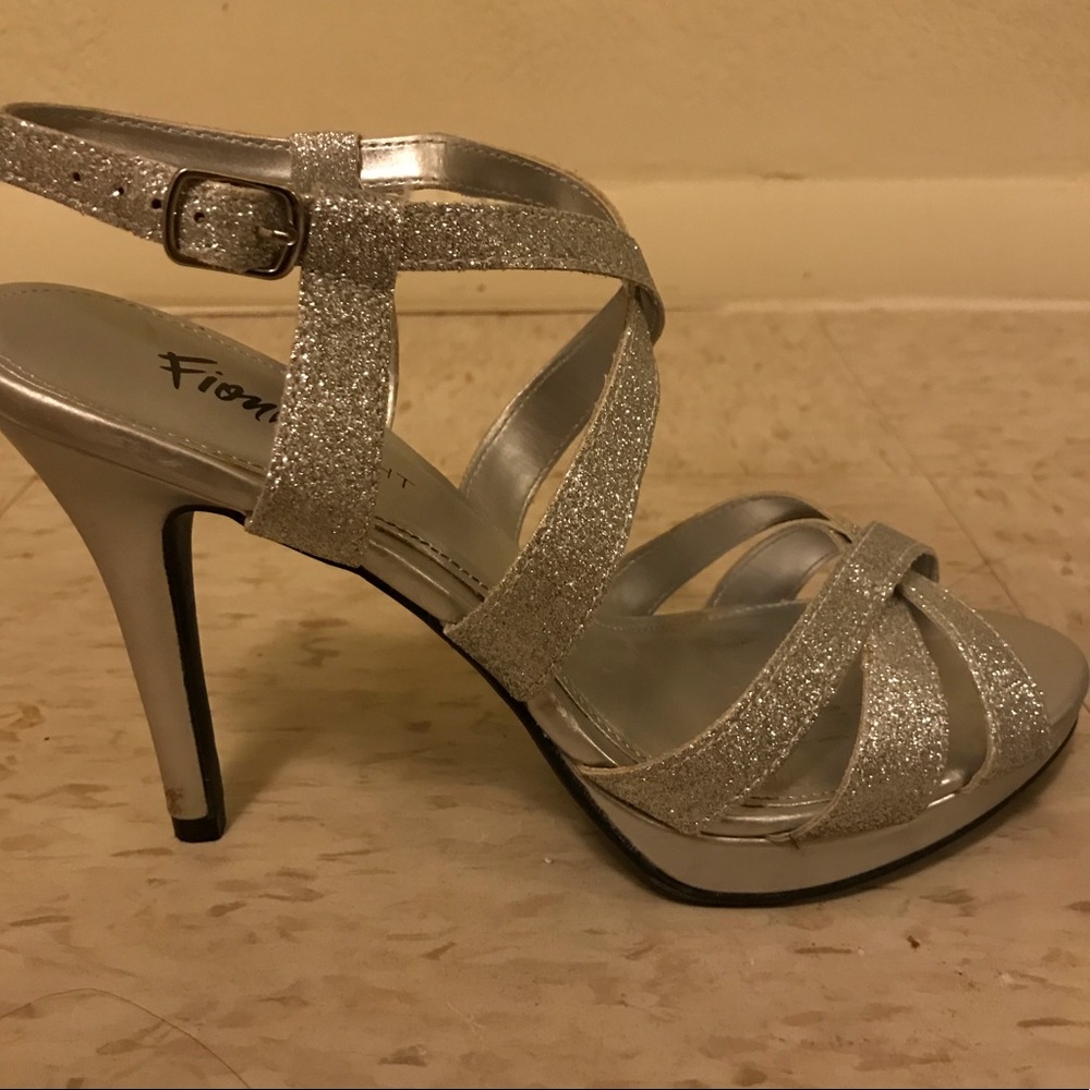 Silver heels - Picture 2 of 3
